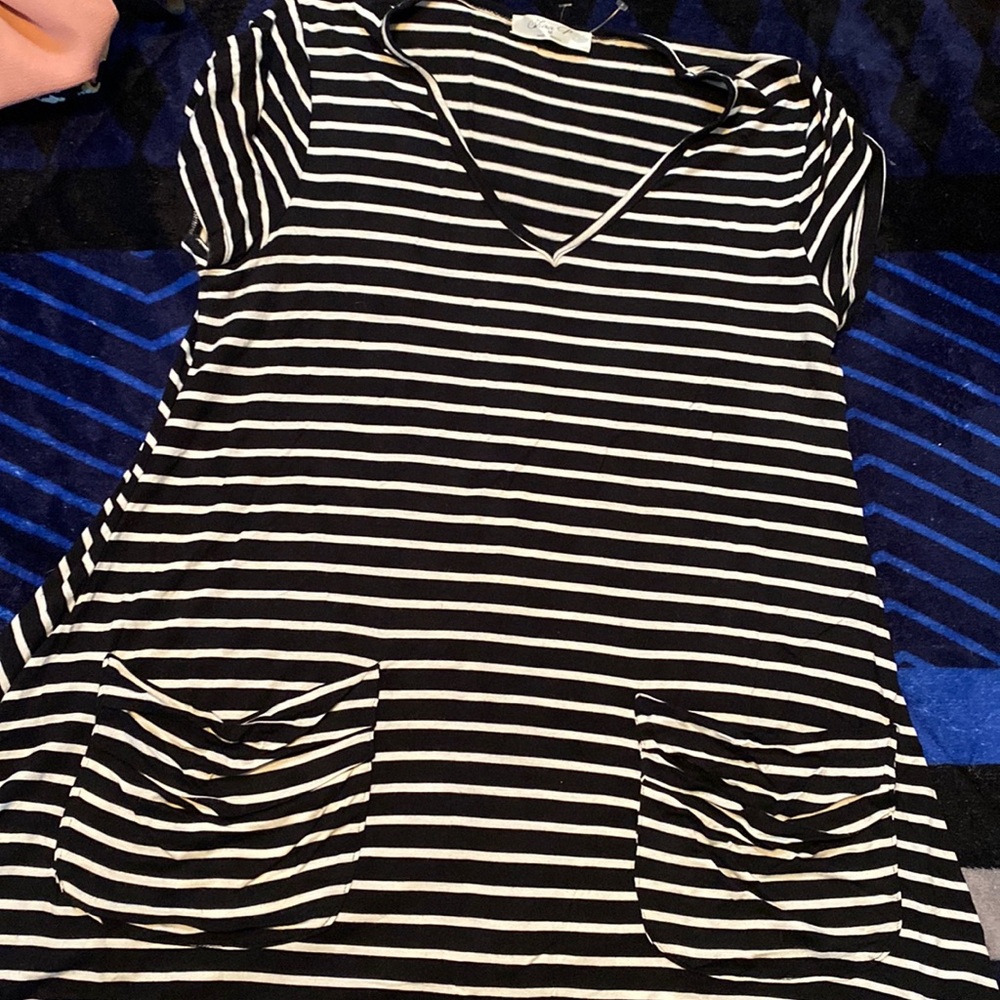 Black and white tunic top with pockets in front